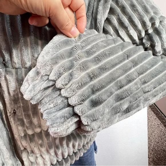 American Eagle Women’s Small Gray Soft Ribbed Textured Puffer Coat Jacket New - Picture 10 of 16